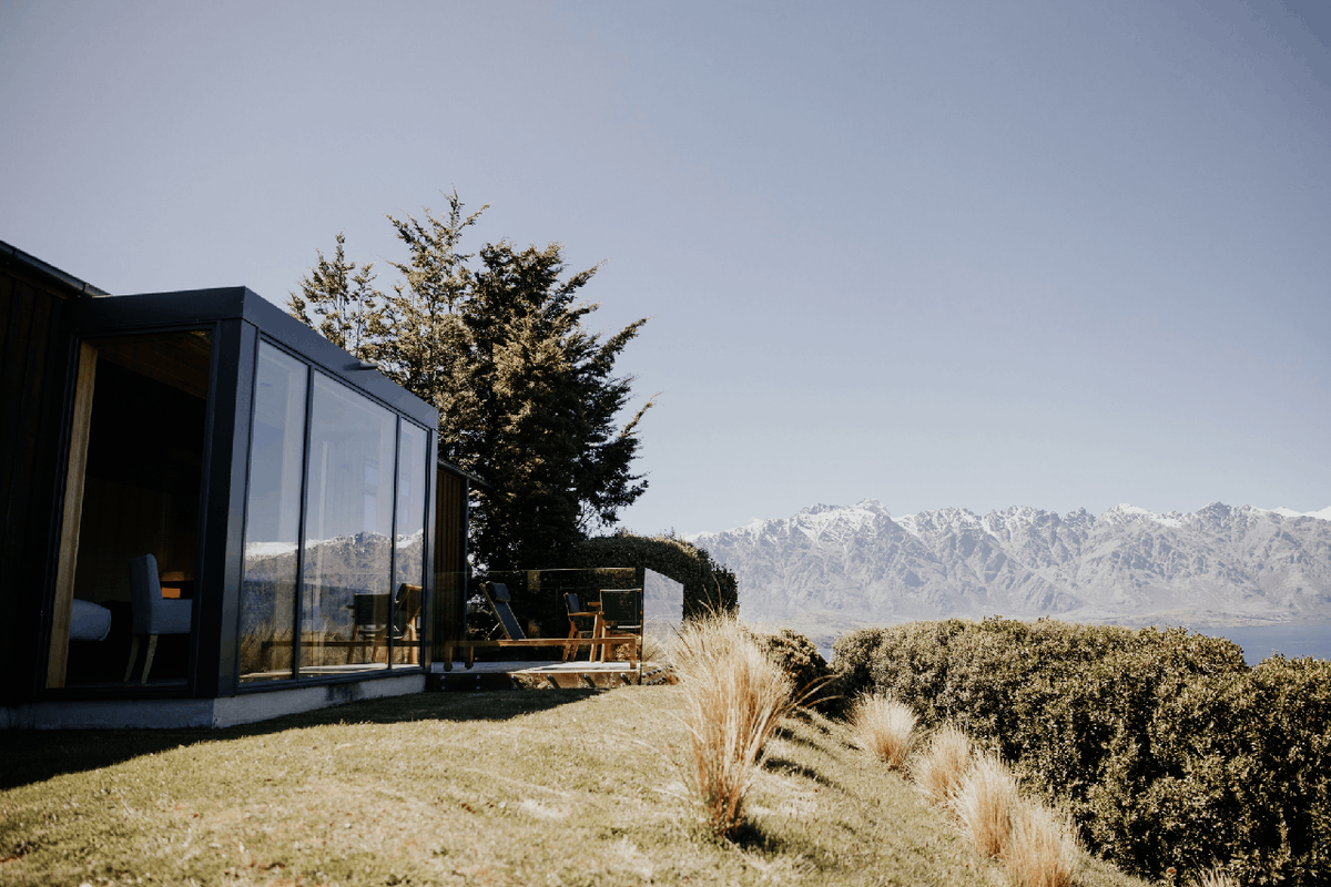 Azur Lodge with view of Lake Wakatipu and the mountains