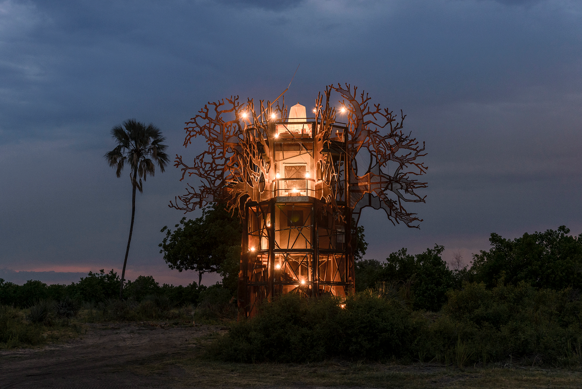 Xigera Safari Lodge - Baobob Sculpture at night
