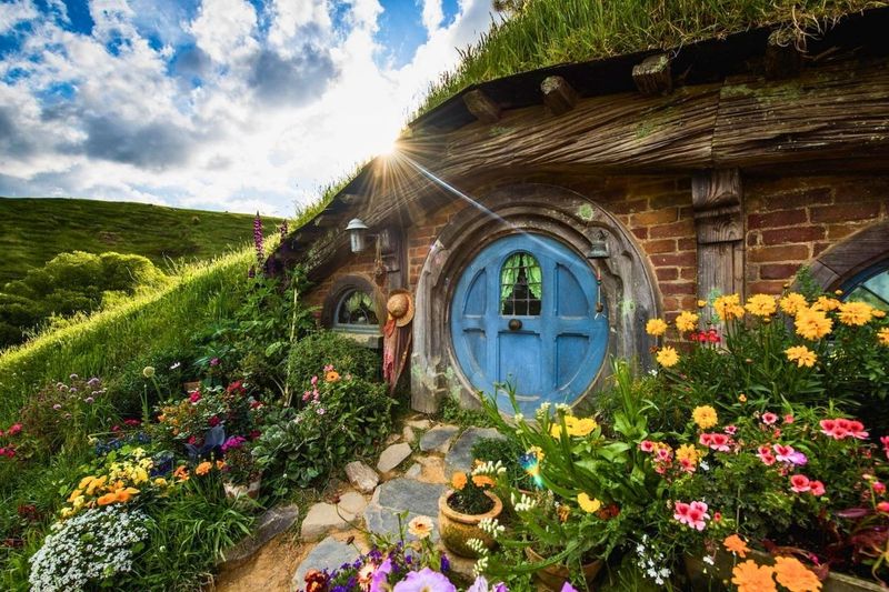 A hobbit hole at Hobbiton in New Zealand