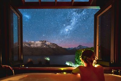 Stargazing a Mount Cook Lakeside Retreat